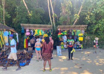 TOERISTEN IN JAMAICA Een delegatie van ongeveer twintig inheemsen uit Suriname en Frans-Guyana is deze maand in Frankrijk om de teruggave te eisen van de stoffelijke resten van zes Kali'na die in Frankrijk zijn omgekomen nadat ze eind 19de eeuw in de Jardin d'Acclimatation waren tentoongesteld, naast exotische dieren en planten. Guyane la 1ère publiceerde eerder deze maand een uitgebreid verslag over de missie. Dit is een vertaalde en bewerkte versie daarvan.