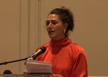 Touria Meliani Suriname en Amsterdam zijn sinds de zeventiende eeuw nauw met elkaar verbonden. Ze delen een geschiedenis van slavernij, slavenhandel en kolonisatie, maar ook van migratie van Amsterdam naar Suriname en van Suriname naar Amsterdam. De vroegste documenten over Amsterdammers in Suriname dateren uit 1611. Tegenwoordig heeft ongeveer tien procent van de Amsterdammers wortels in Suriname.