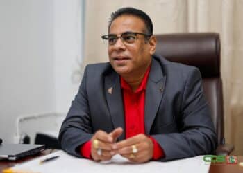WhatsApp Image 2024 09 03 at 15.12.14 President Chandrikapersad Santokhi heeft in het district Nickerie ongeveer 130 grondpapieren uitgereikt, waarvan 80 toewijzingsbeschikkingen en de rest bereidverklaringen. Sieuwkumar Ramsukul, de Algemeen Directeur van het ministerie van Grondbeleid en Bosbeheer (GBB) benadrukt dat er hard gewerkt wordt aan het oplossen van de grondproblemen in het land.