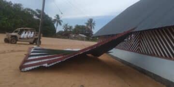 WhatsApp Image 2024 09 05 at 5.49.12 PM 1 De situatie in Christiaankondre en Langamankondre, meer bekend als Galibi, is rustiger geworden. De dorpen werden donderdag opgeschrikt door hevige rukwinden met zware regenbuien. De dorpsbesturen doen hun best om de mensen, die getroffen zijn, te helpen. Dit meldt Stichting Mulokot, die opkomt voor inheemsen in het binnenland.