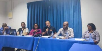 WhatsApp Image 2024 09 16 at 10.48.07 AM Enkele mediahuizen, waaronder Starnieuws, Suriname Herald, Sun Suriname, Rasonic TV en ABC Suriname, hebben vandaag tijdens een persconferentie hun bezorgdheid geuit over de huidige situatie van de media.De mediabedrijven gaven aan dat ze systematisch worden gerapporteerd door nep-profielen op diverse sociale mediaplatforms, wat hun nieuwsverspreiding ernstig beïnvloedt.