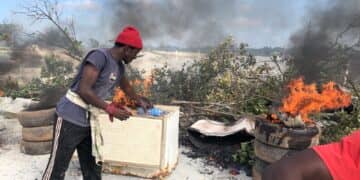 WhatsApp Image 2024 09 18 at 9.09.45 AM De wegbarricade van Nieuw Koffiekamp is geëscaleerd. Banden en takken zijn in brand gestoken en de aanwezige autoriteiten kregen ondersteuning van de militairen en andere politieagenten.