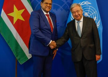 WhatsApp Image 2024 09 21 at 14.48.18 President Chandrikapersad Santokhi heeft een bilaterale ontmoeting gehad met de secretaris-generaal van de Verenigde Naties, António Guterres, op het VN-hoofdkwartier te Manhattan, New York. Deze ontmoeting vindt plaats op een cruciaal moment, aangezien Suriname door economische uitdagingen navigeert en streeft naar duurzame ontwikkeling. Het gesprek vond plaats op zaterdag 21 september 2024.