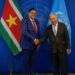 WhatsApp Image 2024 09 21 at 14.48.18 President Chandrikapersad Santokhi heeft een bilaterale ontmoeting gehad met de secretaris-generaal van de Verenigde Naties, António Guterres, op het VN-hoofdkwartier te Manhattan, New York. Deze ontmoeting vindt plaats op een cruciaal moment, aangezien Suriname door economische uitdagingen navigeert en streeft naar duurzame ontwikkeling. Het gesprek vond plaats op zaterdag 21 september 2024.