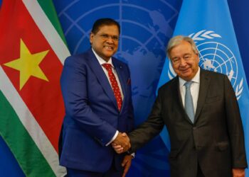 WhatsApp Image 2024 09 21 at 14.48.18 scaled e1726961246601 President Chandrikapersad Santokhi heeft een bilaterale ontmoeting gehad met de secretaris-generaal van de Verenigde Naties, António Guterres, op het VN-hoofdkwartier te Manhattan, New York. Deze ontmoeting vindt plaats op een cruciaal moment, aangezien Suriname door economische uitdagingen navigeert en streeft naar duurzame ontwikkeling. Het gesprek vond plaats op zaterdag 21 september 2024.