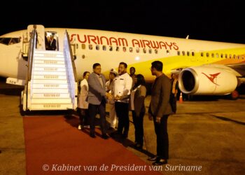 WhatsApp Image 2024 09 28 at 22.37.26 President Santokhi en delegatie zijn na een intensief programma afgedraaid te hebben in Manhattan, New York in de avond van 28 september teruggekeerd naar Suriname. De president vertoefde in New York voor deelname aan de Algemene Vergadering van de Verenigde Naties die welke wordt gehouden van 24 september tot en met 30 september 2024.