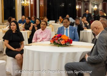 a531e0f2 14cb 4c67 afb1 ca43eec2c628 President Chandrikapersad Santokhi heeft tijdens een ontmoeting met Diaspora New York, Suriname gepromoot als een aantrekkelijke bestemming voor buitenlandse investeringen en zakelijke partnerschappen. De ontmoeting vond plaats tijdens zijn bezoek aan Manhattan, New York in verband met de High level meeting van de Verenigde Naties 2024. De bijeenkomst vond plaats op 21 september.