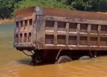 Vrachtwagen die chemische stoffen vervoerde. Beeld: ABC Suriname