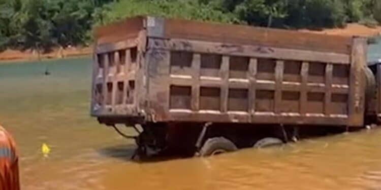 Vrachtwagen die chemische stoffen vervoerde. Beeld: ABC Suriname