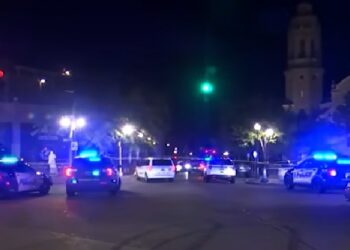 politie birmingham In het uitgaansgebied van Birmingham, in de zuidelijke Amerikaanse staat Alabama, zijn vier mensen omgekomen bij een schietpartij. Meer dan twintig anderen raakten gewond, van wie vier in kritieke toestand verkeren, melden lokale media.