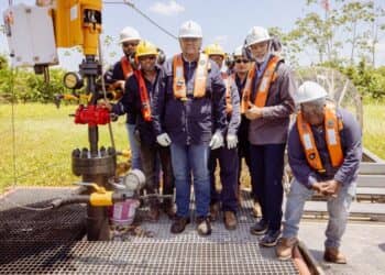 staatsolie 2 1024x682 1 De Staatsolie Maatschappij Suriname N.V. heeft aan president Santokhi een rondleiding gegeven van de bedrijfsoperaties in het district Saramacca, te Sara Maria. Via een uitgebreid programma kreeg het staatshoofd een goed inzicht in de verschillende activiteiten en projecten die Staatsolie uitvoert om olie op duurzame en efficiënte wijze te winnen. Het bezoek vond plaats op vrijdag 30 augustus 2024.