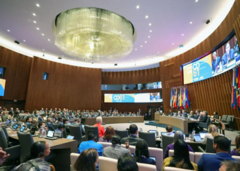 unnamed Dr. Jarbas Barbosa, directeur van de Pan-Amerikaanse Gezondheidsorganisatie (PAHO), opende 1 oktober de 61e Raad van Bestuur van de organisatie. In zijn toespraak benadrukte hij de voortdurende inspanningen om de gezondheidszorg te herstellen na de COVID-19-pandemie en sprak hij zijn commitment uit om de paraatheid bij noodsituaties en pandemieën in de regio te versterken.