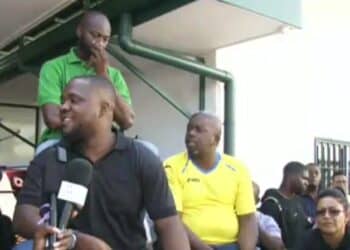 veiligheidsbonden11 De verschillende veiligheidsbonden zijn vandaag weer bij elkaar gekomen voor een algemene ledenvergadering. De voorzitter van de bond van de politie. Poetinie Atompai, heeft de vergadering geopend met een principe akkoord dat de bond aan de regering wil aanbieden. De werkzaamheden worden hervat, de leden zullen volgende week weer bij elkaar komen om te horen wat uiteindelijk is bereikt.