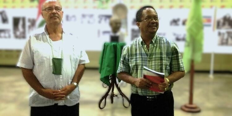 Wim Bakker en NPS voorzitter Gregory Rusland tijdens de overhandiging van het boek Srefidensi.