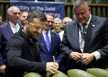 zelenski rakket De Oekraïense president Volodimir Zelenski heeft op de eerste dag van zijn bezoek aan de Verenigde Staten een munitiefabriek bezocht die belangrijke 155-millimeter artilleriegranaten voor zijn land produceert. Oekraïne kampt met een ernstig tekort aan deze granaten en is sterk afhankelijk van de productie in de VS.