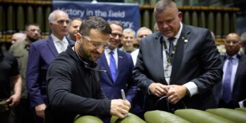 Zelenski bezoekt Amerikaanse munitiefabriek en versterkt samenwerking
