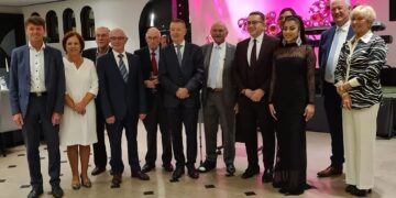 2024.10.11 BIBIS 02 Belvosur Bestuur De organisatie Belgen voor Suriname (Belvosur), die noodlijdende kinderen in Suriname ondersteunt, heeft via een benefietavond meer dan 70.000 euro opgehaald.