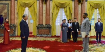 2024.10.18 BIBIS 02 Geloofsbrieven Hardien Vietnam De Buitengewoon en Gevolmachtigd ambassadeur van de Republiek Suriname in India, Arunkoemar Hardien, heeft zijn geloofsbrieven als niet-residerend ambassadeur, aangeboden aan de president van de Socialistische Republiek Vietnam, Z.E. Tô Lâm. De ceremonie vond plaats op vrijdag 18 oktober 2024 op het Presidentieel Paleis in de hoofdstad Hanoi.