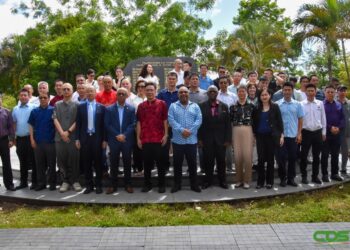 2024.10.20 BIBIS 03 Herdenking 171 jaar Chinese vestiging Op zondag 20 oktober 2024 was het 171 jaar geleden dat de eerste Chinese arbeiders zich vestigden in Suriname. Op deze dag vond de herdenking plaats in het ‘Vriendschapspark’ en hield minister Albert Ramdin van Buitenlandse Zaken, International Business en Internationale Samenwerking (BIBIS) een toespraak namens president Chandrikapersad Santokhi.