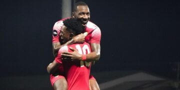 463126404 17879429883156466 8050640460238466570 n e1729055096169 Sheraldo Becker scoorde binnen de eerste 10 minuten tweemaal. Een last viel daarmee af van de vleugelaanvaller, die na heel lange tijd weer voor Suriname wist te scoren. Guyana deed het publiek even verstommen toen in de 13e minuut Jalen Jones de score reduceerde: 2-1. Doelman Etienne Vaessen wist vanuit een voorzet de bal niet goed te controleren, waardoor het leer voor de voeten van Jones terechtkwam. Hij maakte gretig gebruik van de gift.