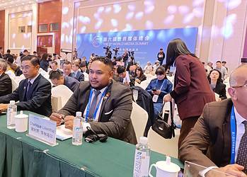 6th World Media Summit 02 Op uitnodiging van Xinhua News Agency, via de Chinese ambassade, heeft de woordvoerder van de president, Cherlique Lilienthal, Suriname vertegenwoordigd tijdens “The 6th World Media Summit”. Dit evenement is van 12 tot 17 oktober 2024 gehouden in Beijing en Urumqi, de hoofdstad van de autonome regio Xinjiang. Deze summit, waarbij alle kosten volledig werden gedragen door Xinhua News Agency, bood een unieke kans voor Suriname om zich op internationaal niveau te profileren.