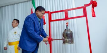 FOWPAL 01 President Chandrikapersad Santokhi heeft een ontmoeting gehad met de Federation of World Peace and Love (FOWPAL). De bijeenkomst vond plaats op zaterdag 12 oktober in het VHP-Centrum te Paramaribo Noord. Tijdens deze gelegenheid nam de president deel aan een ceremoniële bellringing voor vrede en liefde, waarbij hij de kans kreeg om een persoonlijke wens voor de wereld uit te spreken.