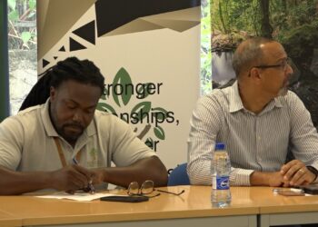 Finisie Het ministerie van onderwijs heeft vanmorgen een memorandum of understanding getekend met de Suriname environmental and mining foundation voor de bouw van een scholencomplex in het district Brokopondo. Onderwijsminister Minister Henry Ori geeft aan dat het project heel belangrijk is voor de ontwikkeling in het gebied.