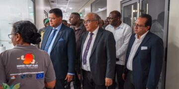 LVV lab 05 Op het ministerie van Landbouw, Veeteelt en Visserij (LVV) heeft de inauguratie van het Agrarisch Onderzoekslaboratorium van Suriname plaatsgevonden. De ingebruikname van het laboratorium, op woensdag 16 oktober, is een belangrijke mijlpaal in de ontwikkeling van geavanceerde onderzoeksfaciliteiten voor de verhoging van de landbouwproductiviteit in Suriname.