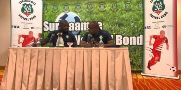 Menzo Natio Stanley Menzo zat het afgelopen weekeind ‘zenuwachtig’ naar de verrichtingen van de Surinaamse voetbalinternationals te kijken. De bondscoach van de mannenvoetbalselectie hoopte vurig dat er geen afvallers bij zouden komen in aanloop naar de 2 cruciale Concacaf Nations League wedstrijden tegen Costa Rica (11 oktober) en Guyana (15 oktober).