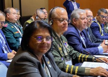 Minister Mathoera legt nadruk op klimaatsverandering en gender inclusie op CDMA conferentie e1729015318950 Dit zijn enkele van de belangrijke onderwerpen die aan de orde zijn gekomen tijdens de 16de Conference of Defense Ministers of The Americas (CDMA) die van 14 tot en met 16 oktober wordt gehouden in Mendoza, Argentinië. Minister Krishna Mathoera van Defensie merkte in haar toespraak afgelopen maandag op dat klimaatverandering een bedreiging is die niet met wapens kan worden bestreden, maar met een defensiebeleid dat is afgestemd op de natuur.