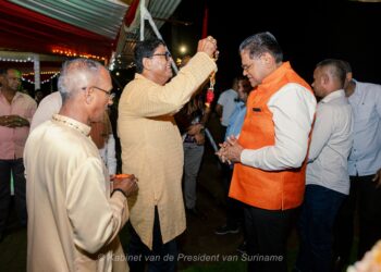 Navratri 04 President Chandrikapersad Santokhi is op uitnodiging van het bestuur van de Shiv Parvati Mandir aan de Magentakanaalweg aanwezig geweest bij een speciale gebedsdienst in verband met de heilige periode van Navratri voor Hindoe-gelovigen.