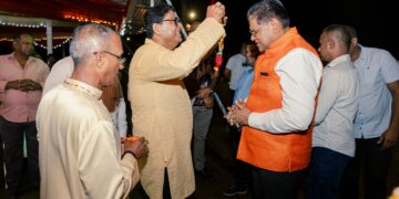 Navratri 04 President Chandrikapersad Santokhi is op uitnodiging van het bestuur van de Shiv Parvati Mandir aan de Magentakanaalweg aanwezig geweest bij een speciale gebedsdienst in verband met de heilige periode van Navratri voor Hindoe-gelovigen.