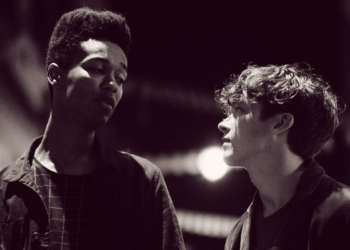 OUT 2 De twee jonge queer mannen Tom en Ajani verlaten hun dorpje in Nederland om in Amsterdam hun droom waar te maken en te kunnen zijn wie zij zijn. Met de film ‘OUT’ begint donderdagavond 3 oktober het Suriname Int’l LGBTQI Filmfest (SILFF) in TBL Cinemas.