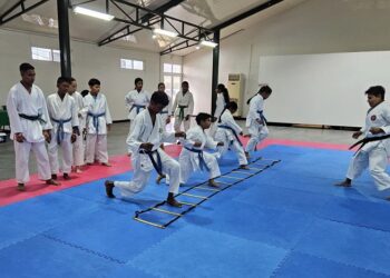 SKA 2 De Surinaamse Karate-Do Associatie (SKA) heeft op 20 oktober een succesvolle Kata Seminar georganiseerd, waaraan 40 karateka’s hebben deelgenomen. Dit seminar stond onder leiding van Shihan Nicole Lambie (7e dan IKD), hoofdinstructeur van de Trinidad Karate Associatie.