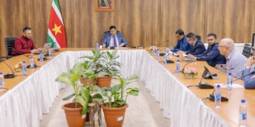 SLM VSV 01 Tijdens het gesprek met de VSV heeft president Santokhi samen met de clusterministers en de directie van de Surinaamse Luchtvaart Maatschappij (SLM), helderheid verschaft over de toekomst van de nationale luchtvaartmaatschappij. De VSV uitte haar zorgen over het voortbestaan van de SLM, maar zowel de president als de directie benadrukten dat er duidelijke afspraken met de regering zijn gemaakt. Recent bevestigde de president hoe de regering de SLM de komende jaren zal blijven ondersteunen.