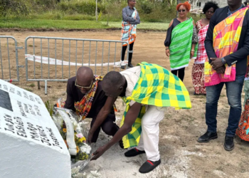 The mayor of Mana, Alberich Benth, and the traditional chief of Charvin, Édouard Pinas, lay a wreath in tribute to the first arrivals. • ©Eric LEON