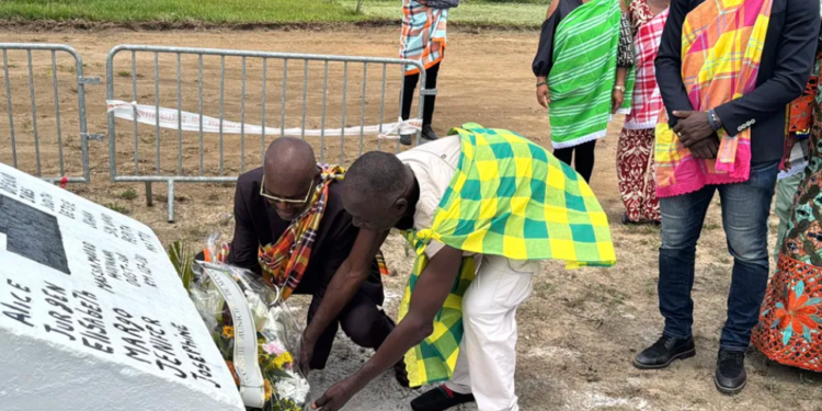 The mayor of Mana, Alberich Benth, and the traditional chief of Charvin, Édouard Pinas, lay a wreath in tribute to the first arrivals. • ©Eric LEON