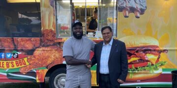 Santokhi brengt bezoek aan Bigi Boi's Double B's BBQ in Miami