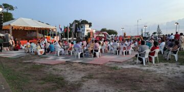 WhatsApp Image 2024 10 28 at 11.24.32 AM Zondagavond 27 oktober 2024 werd het Onafhankelijkheidsplein verlicht met vreugde en cultuur tijdens de Nationale Divali Manifestatie, georganiseerd door de Culturele Unie Suriname (CUS) en de Vereniging Arya Diwaker. Het evenement trok een grote opkomst van families en belangstellenden, die samenkwamen om de feestelijke sfeer van Divali te vieren en de spirituele rituelen bij te wonen.