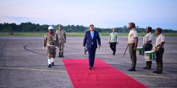 arubavertrek President Chandrikapersad Santokhi is vertrokken naar Aruba en Curaçao voor een officieel bezoek, met als doel de bilaterale relaties tussen Suriname en de eilanden verder te versterken.