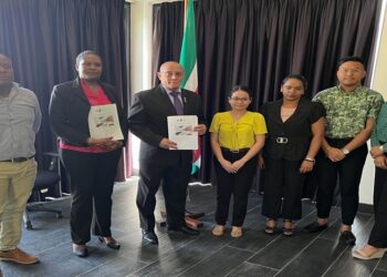 awj analyse Minister Steven Mac Andrew van Arbeid, Werkgelegenheid & Jeugdzaken (AWJ) heeft maandag een belangrijk rapport ontvangen over sectoren met banencreatiepotentieel in Suriname. Het onderzoek toont een gestage groei in arbeidsplaatsen, met name in de sectoren Handel, Kunst, Entertainment en Recreatie.