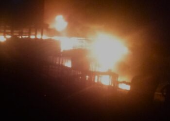 brand Een verwoestende brand heeft dinsdagavond meerdere winkels en panden in de nederzetting Antonio do Brinco, gelegen aan de Surinaamse kant van de Lawarivier, in de as gelegd.
