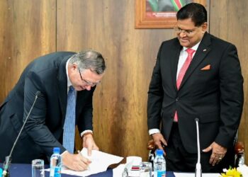 De ondertekening van de Final Investment Decision (FID).