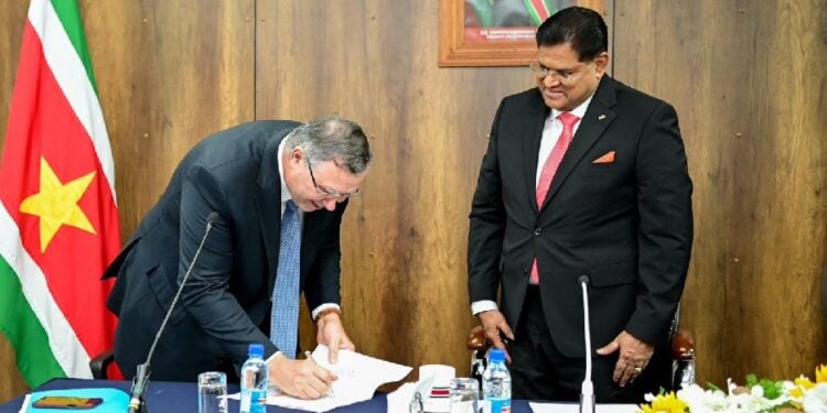 De ondertekening van de Final Investment Decision (FID).