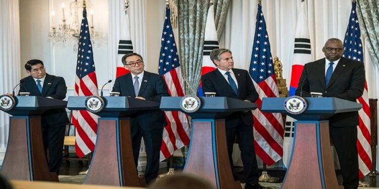 De gezamelijke persconferentie belegd door de defensie ministers van de VS en Zuid Korea. Foto: Chad J. McNeeley, DOD