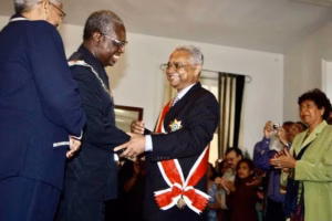 eddie jharap Oud-president Runaldo Ronald Venetiaan is woensdag 5 november 2025 op 89-jarige leeftijd overleden. De familie Venetiaan–Vanenburg laat in een bericht weten dat hij om 14.35 uur vredig is ingeslapen, omringd door zijn naasten. Met zijn heengaan verliest Suriname een voormalig staatshoofd dat drie termijnen president is geweest en een belangrijke rol heeft gespeeld in het moderne staatsbestel.