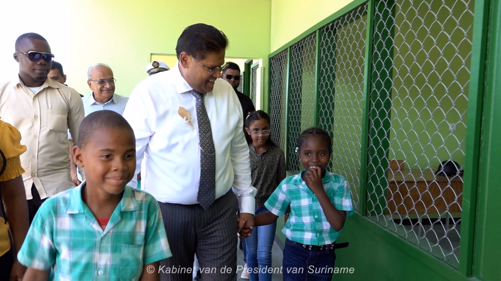Santokhi bezoekt gerenoveerde O.S. Totness in Coronie 11 ff2dad80 e19a 420a 81fb ffbe3aaa2da6 President Chandrikapersad Santokhi heeft tijdens zijn werkbezoek aan Coronie de volledig gerenoveerde O.S. Totness in het kokosdistrict bezocht.