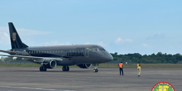 image Aangezien het in deze zaak gaat om zeer geharde criminelen die verdacht worden van ernstige delicten, waaronder witwassen, smokkel en andere strafbare feiten, en het aanzienlijke aantal aangehoudenen, is besloten de Braziliaanse overheid te vragen de overtocht naar Brazilië te faciliteren. Het escorteren van de zeven gedeporteerden op een commerciële vlucht zou namelijk enkele uitdagingen met zich mee kunnen brengen.