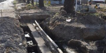 kade waterkant e1727995393184 Tijdens graafwerkzaamheden door Aannemingsmaatschappij Baitali N.V. (AMB) in het kader van de rehabilitatie van de Waterkant, welke onder het Paramaribo Urban Rehabilitation Program (PURP) wordt uitgevoerd, is de oude kademuur die de Waterkant in de 19e eeuw beschermde tegen riviererosie, ontdekt.