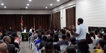 leerkrachten Nickerie 2 President Chandrikapersad Santokhi heeft een bijeenkomst gehouden met onderwijzers uit het district Nickerie in het Concord conference room.